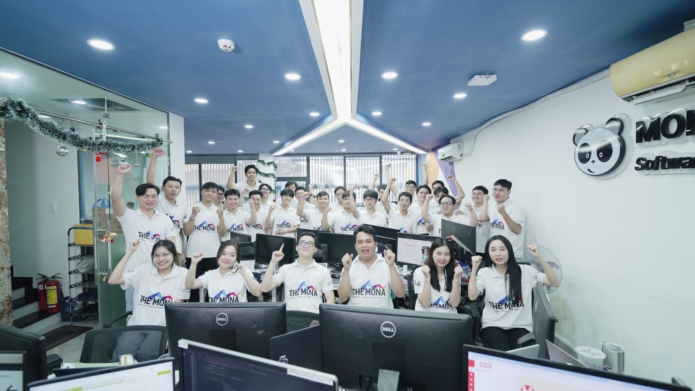 Đội ngũ MONA Software chụp ảnh chung trong khu làm việc văn phòng